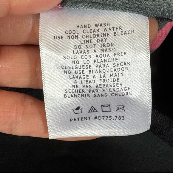 MAGIC SUIT tiered Black and Red Patterned Women's swimsuit Top in size 16 EUC - Picture 8 of 13